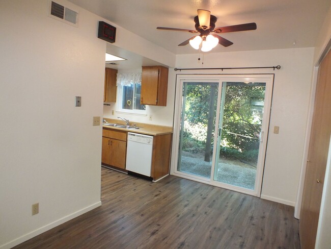 Foto del edificio - Placerville townhome style 2/1.5 apartment...