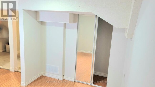 Photo du bâtiment - 23 Bruce Beer Dr