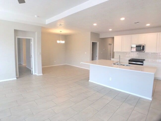 Building Photo - Los Lunas 3 bedroom! Tile Throughout! Refrigerated Air! Spacious living area