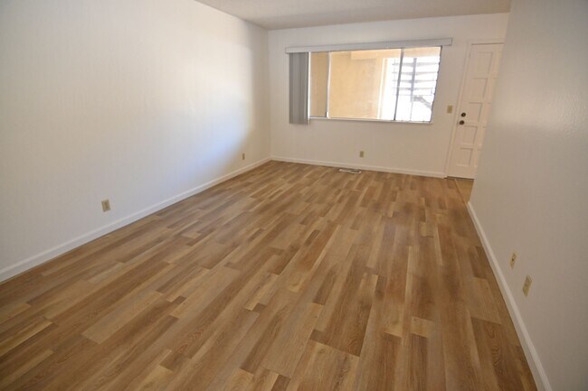 Foto del edificio - 639 Bolton Ct