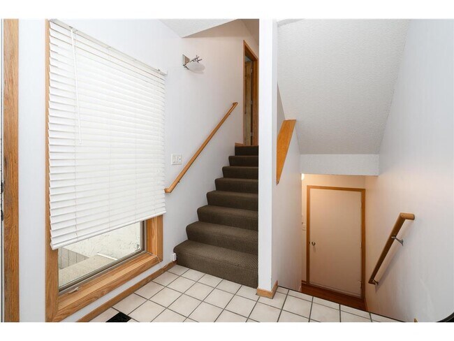 Building Photo - 3014 Lake Shore Dr