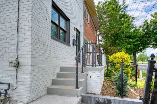Foto del edificio - 5710 Eastern Ave NE