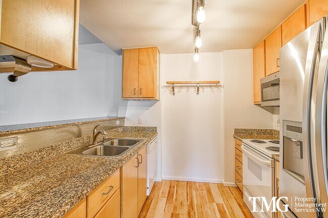 Foto del edificio - Pet Friendly 2 Bed 2 Bath 1/2 OFF THE FIRS...