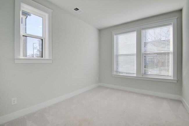 Building Photo - Modern Elegance in Waverly: 4 Bed, 3.5 Bat...