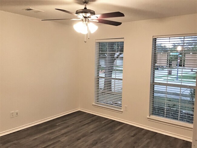 Building Photo - 3900 Oakhurst Ln