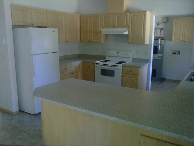 Building Photo - Rare 4 Bed 2 Bath with Attached Garage