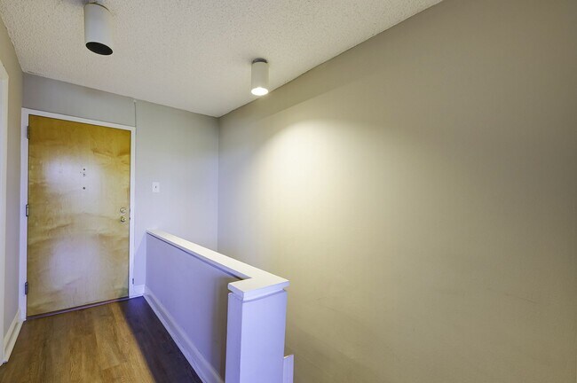 Foto del edificio - Two-level 2BR/2BA Condo with Balcony and Garage Parking