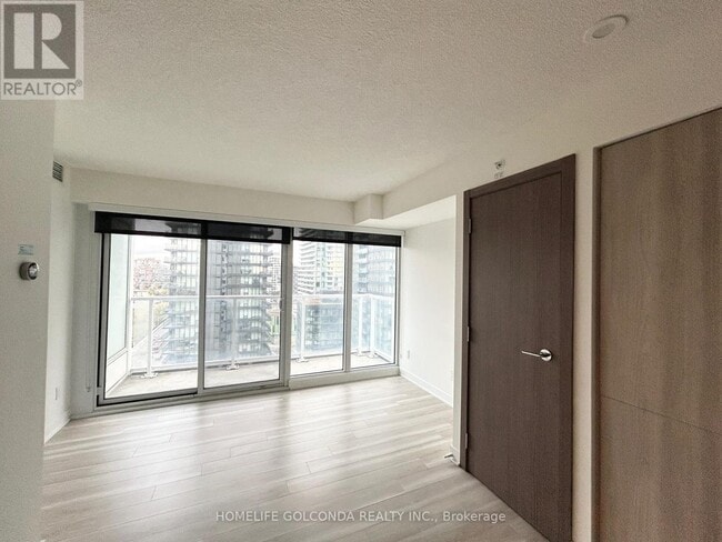 Building Photo - 19 Bathurst St