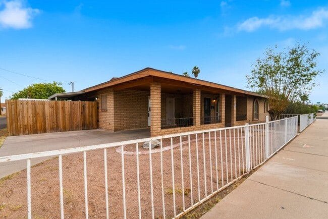 Building Photo - Maintained Mesa rental offering comfort, convenience, and easy access to everything the East Vall...
