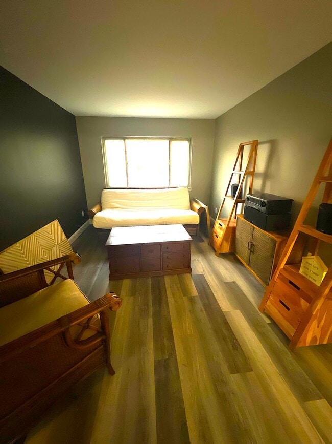 Photo - Charming 1-Bedroom Apartment Near JFK – Pr...