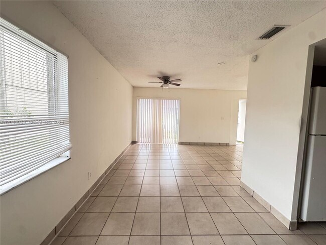 Foto del edificio - 5944 NW 21st St