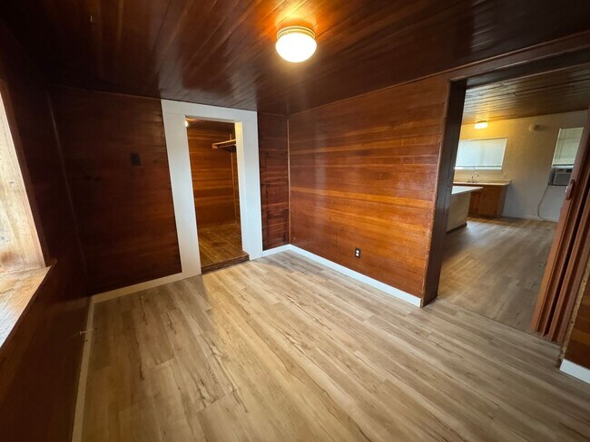 Foto del edificio - 1 bed/1 ba triplex- S Yuba City