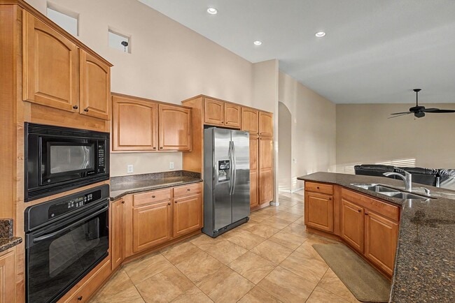 Building Photo - 24320 S Lakeway Dr