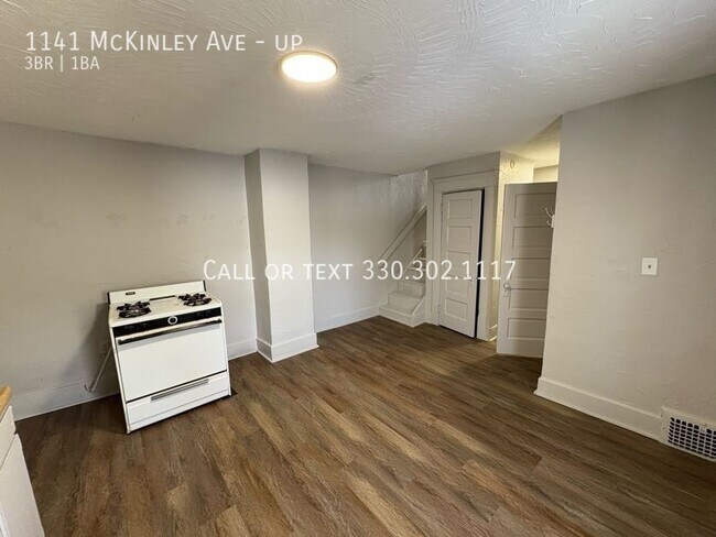 Foto del edificio - Three bedroom one bathroom second level ap...