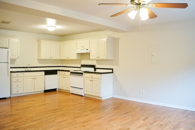 Building Photo - Ideal John's Landing 1-Bed w/ Open Layout, Washer/Dryer & a Private Patio!