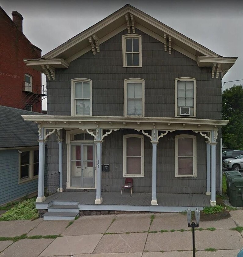 Foto principal - 107 N Spring St