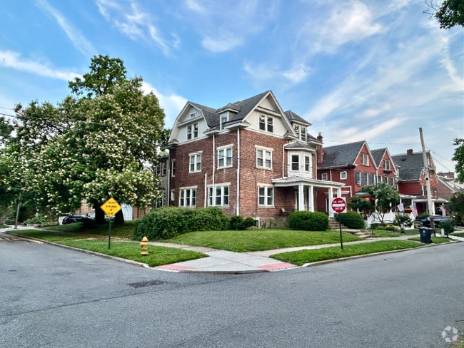 Building Photo - 2010 Woodlawn Ave