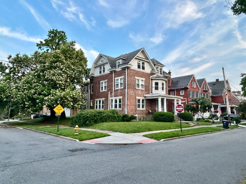 Foto principal - 2010 Woodlawn Ave