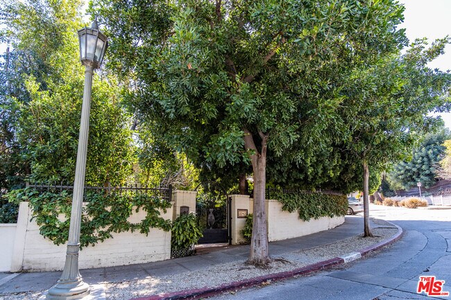 Foto del edificio - 7040 Hillside Ave