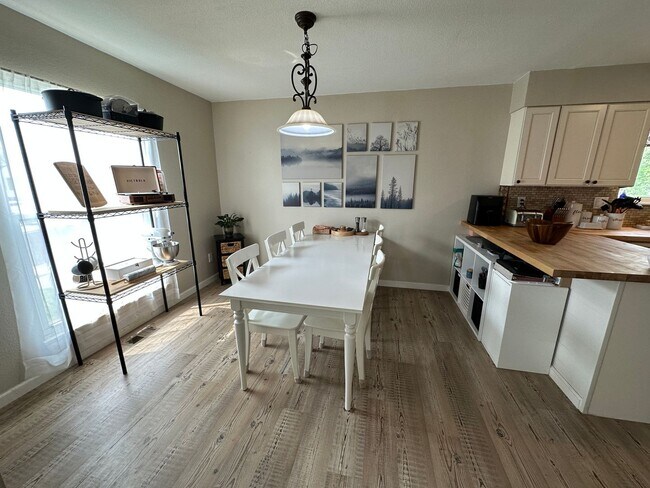 Foto del edificio - 4 BED 2 BATH HOME CLOSE TO PETERSON AFB & SCHRIEVER AFB!