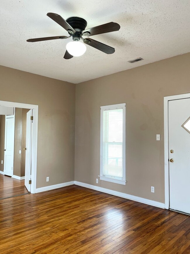 Building Photo - 2 Bedroom Home With Fenced in Yard