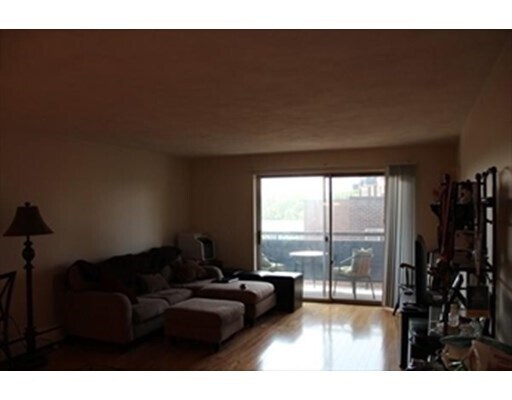 Foto del edificio - 32 Whites Ave