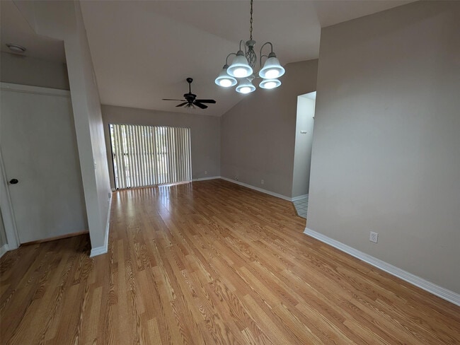 Foto del edificio - 5741 Riverside Dr