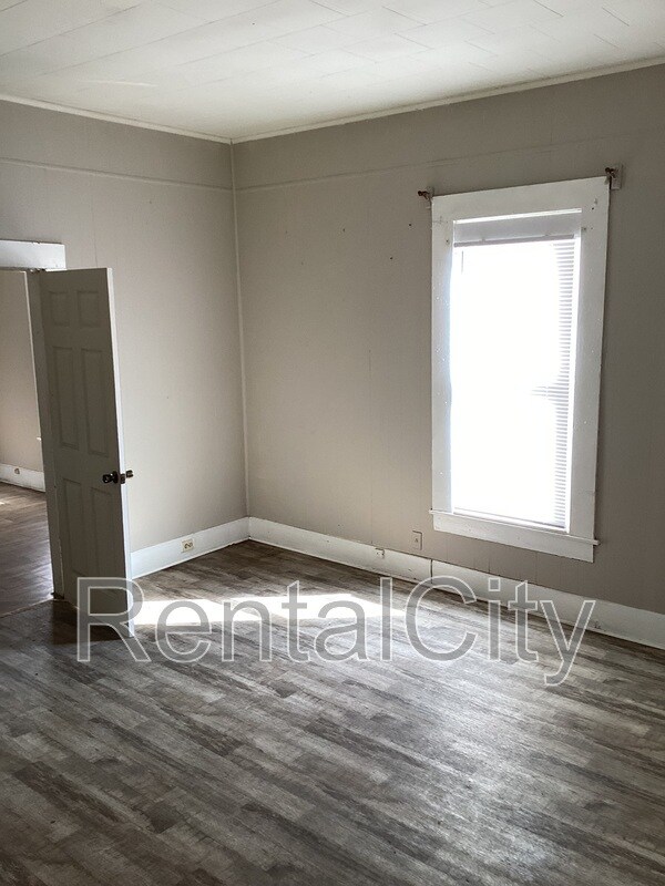 Building Photo - 207 Pleasant St