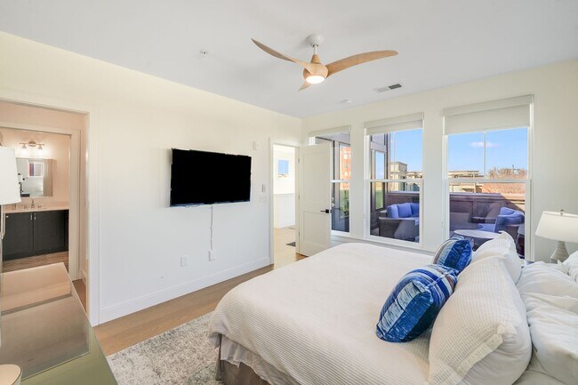 Foto del edificio - Chic Fully Furnished Condo with Private Retreat-Style Primary Suite