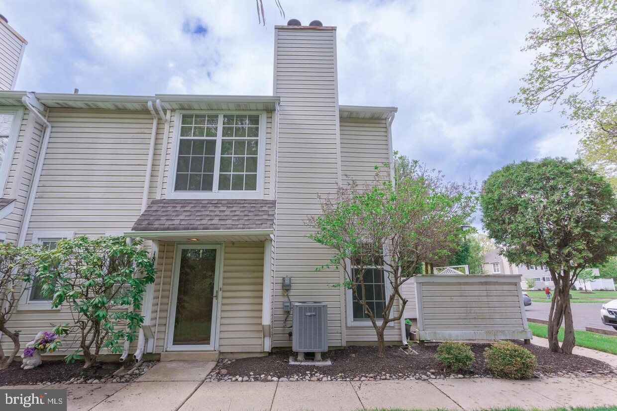 Primary Photo - 184 Shire Dr