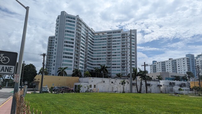 Foto del edificio - 7135 Collins Ave