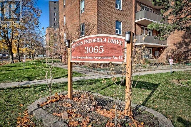 Photo du bâtiment - 3065 Queen Frederica Dr