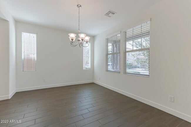 Building Photo - 940 W Yosemite Dr