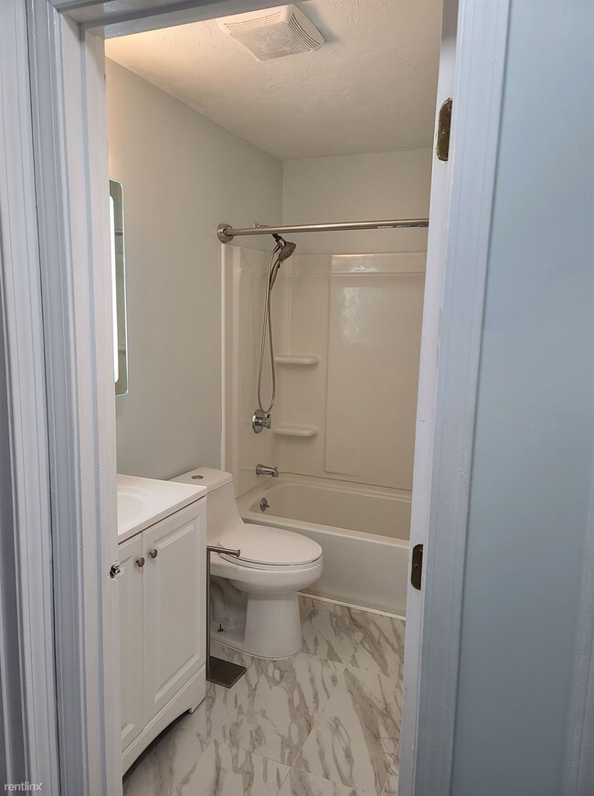 Building Photo - 2 br, 1 bath Condo - Twin Oaks Condominiums