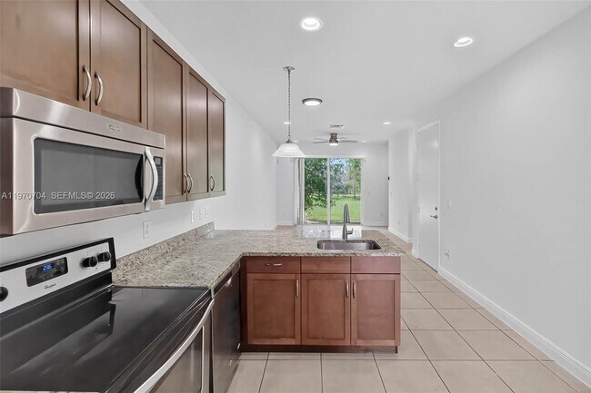 Foto del edificio - 7651 N Pine Island Rd