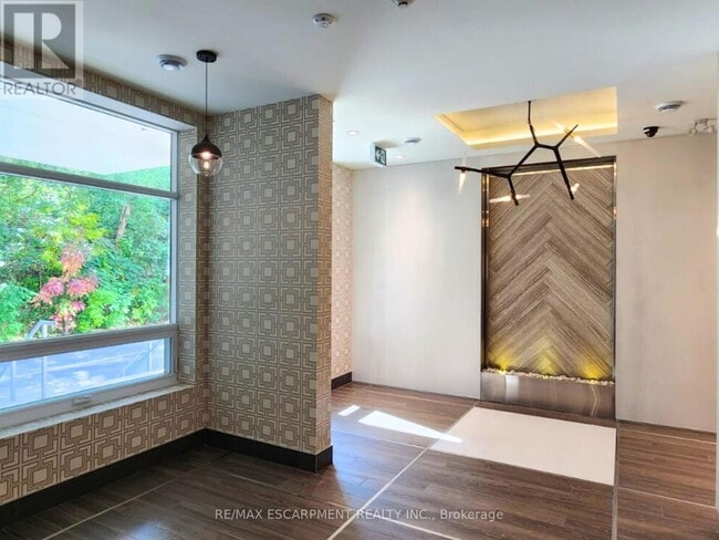 Building Photo - 479 Charlton Ave E