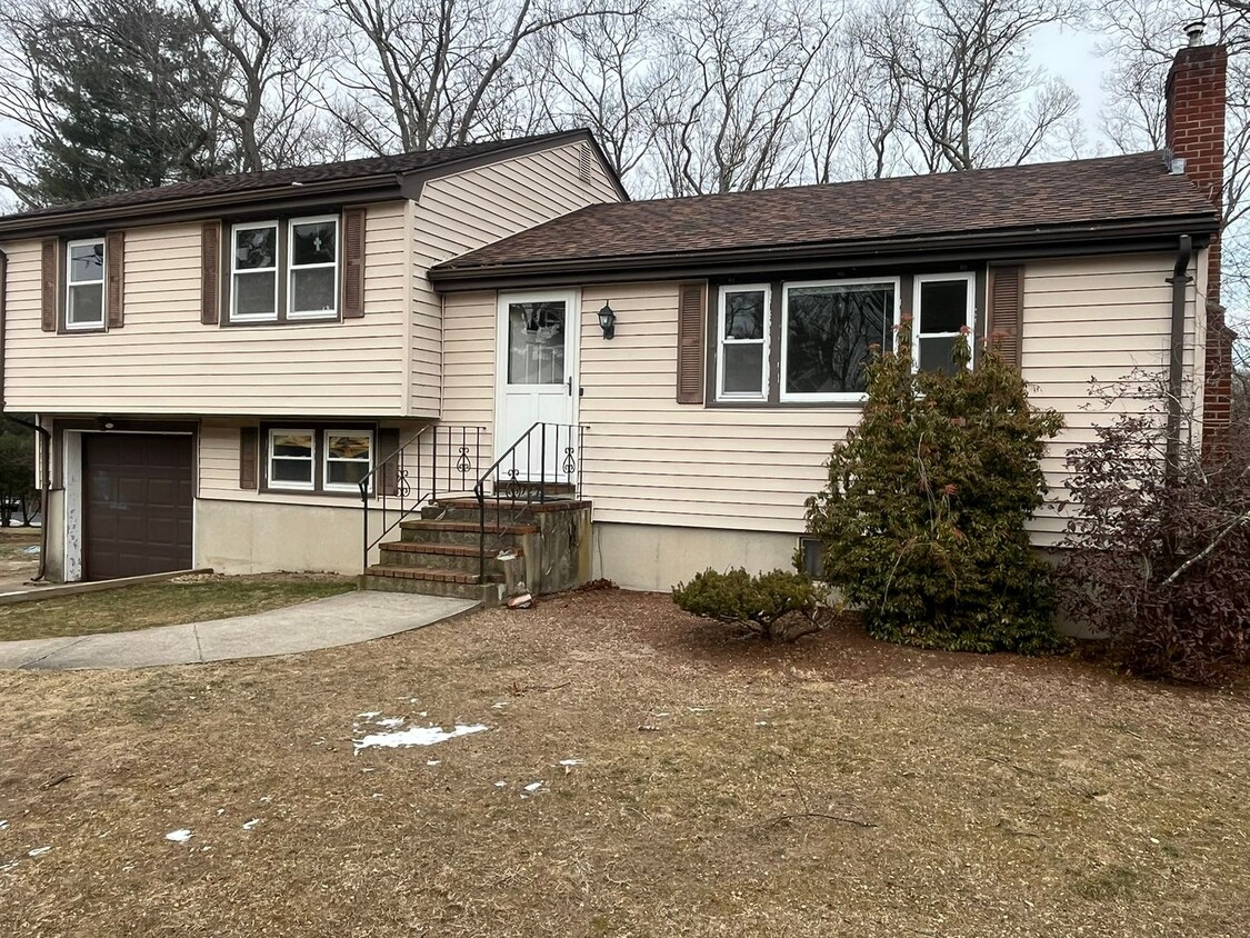 Primary Photo - Sunny 3BD / 2BA Multi-level home in Stoughton