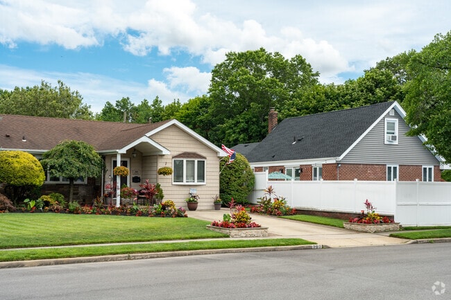 Many homes across Franklin Square have well-manicured lawns.