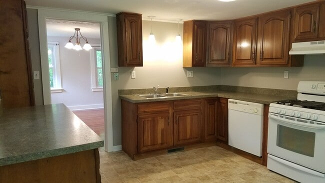 Building Photo - Apartment Available in Village of Liverpool