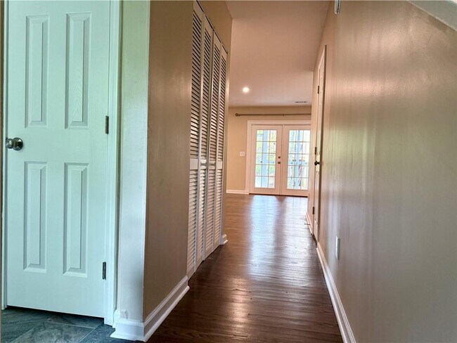 Foto del edificio - 405 Oak Harbor Ct