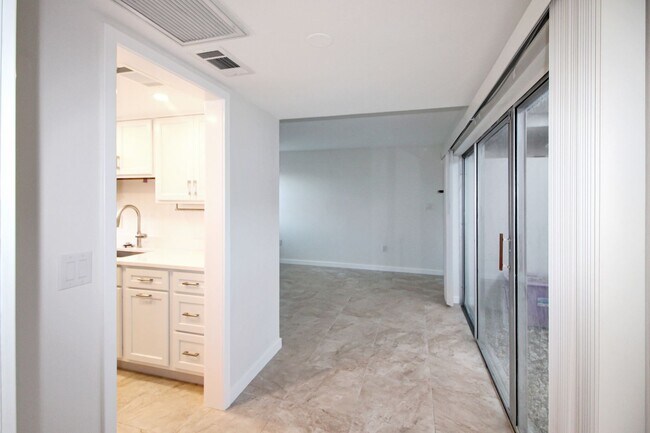 Building Photo - Annual Beachfront Condo at Venice Sands