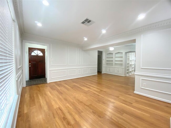 Building Photo - 2616 Greenbriar Dr