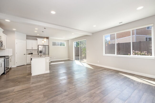 Foto del edificio - Modern home with 4 bed 2.5 bath available ...