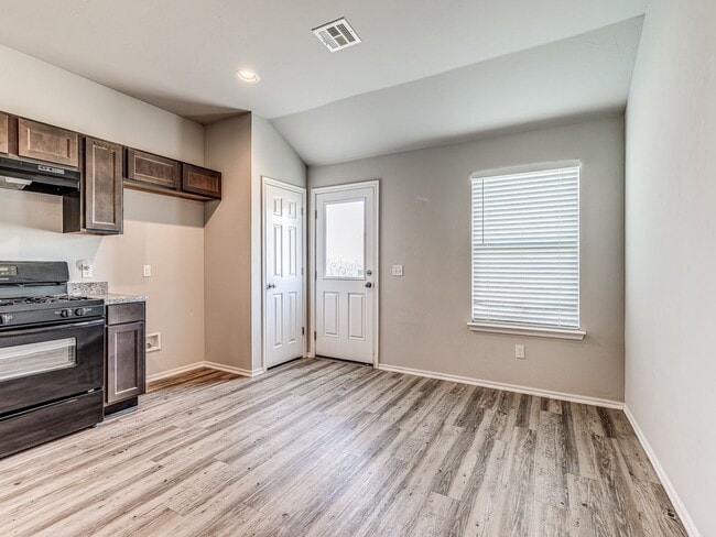 Building Photo - Cute home in Mustang schools + 3 bedrooms + 2 bathrooms