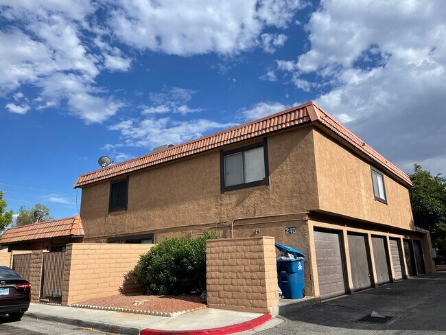 Foto del edificio - 240 Shadybrook Ln