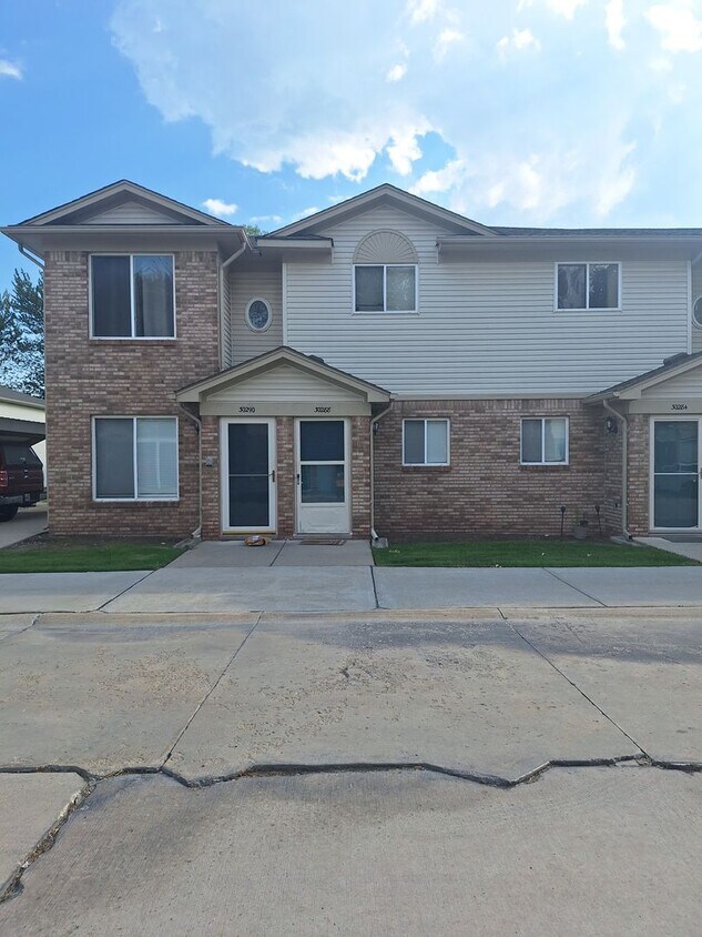 Foto principal - Enjoy condo life in this spacious ranch st...