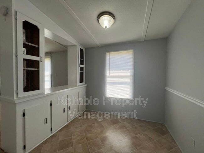 Building Photo - 10 Peaches Dr