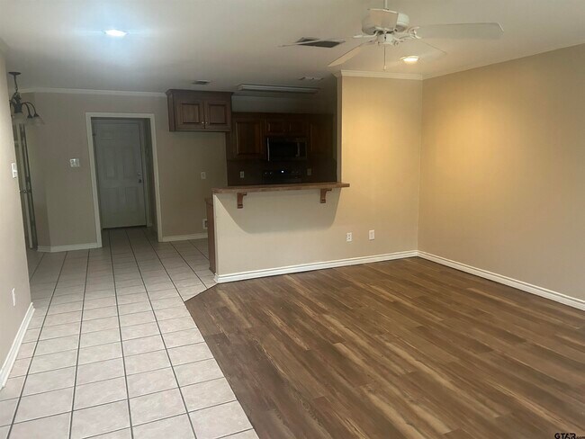 Foto del edificio - 8315 Garrett Dr