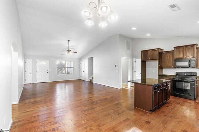 Sala de estar/cocina abierta - 207 Blacks Dr