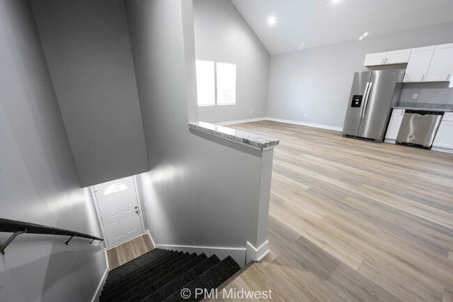 Foto del edificio - "Charming 3-Bedroom Duplex with 2 Full Bat...